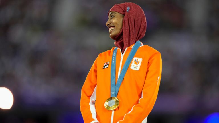 La atleta neerlandesa de origen etíope, Sifan HASSAN, viste el hijab para recibir su última medalla de oro en los Juegos Olímpicos de París 2024 tras su prohibición en los&nbsp;mismos.